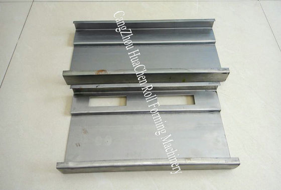 Γαλβανισμένος ρόλος πλαισίων πορτών χάλυβα που διαμορφώνει τη μηχανή 1.2mm με τις τρύπες κλειδαριών διατρήσεων